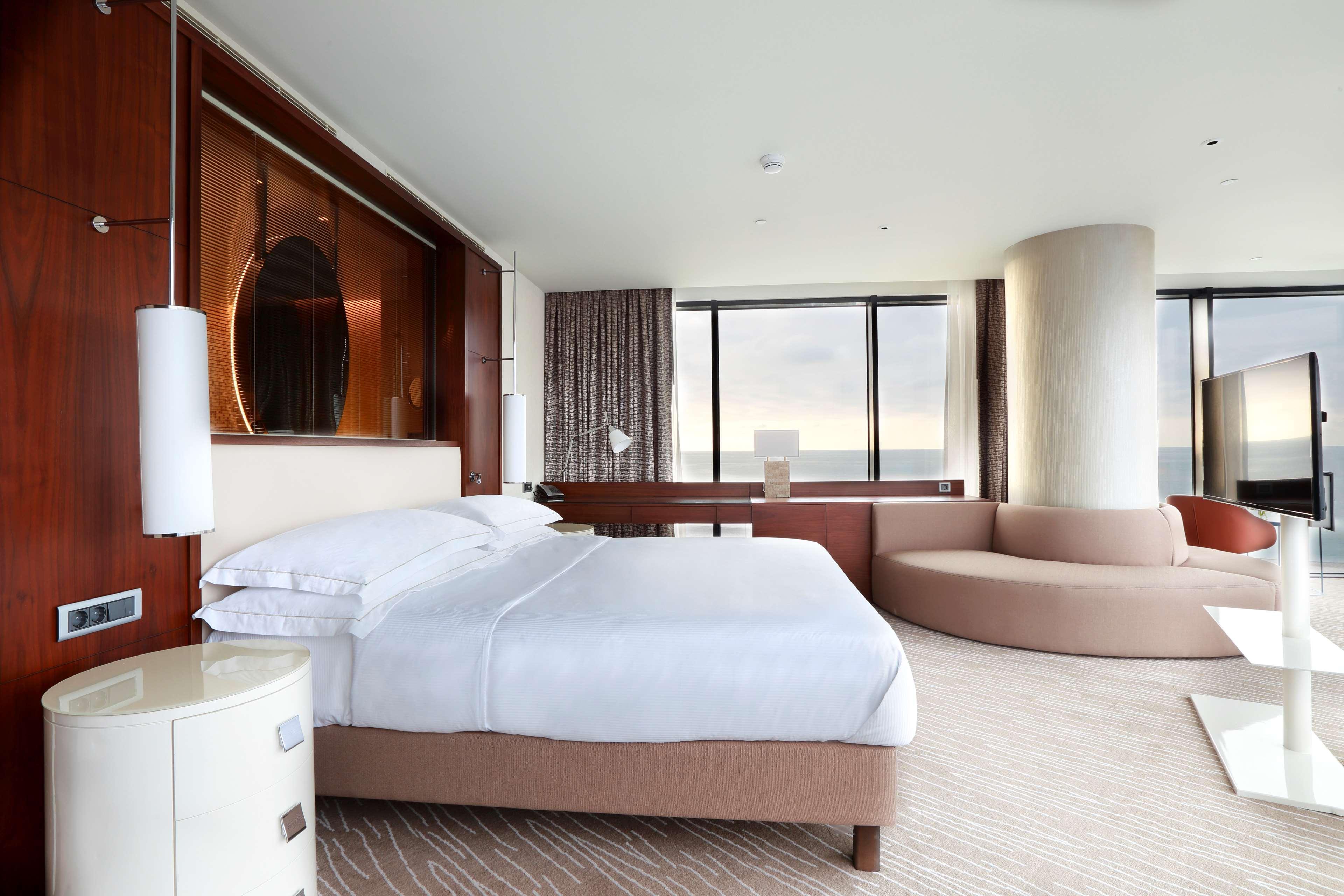 Hilton Batumi Hotel Bagian luar foto A suite at the hotel