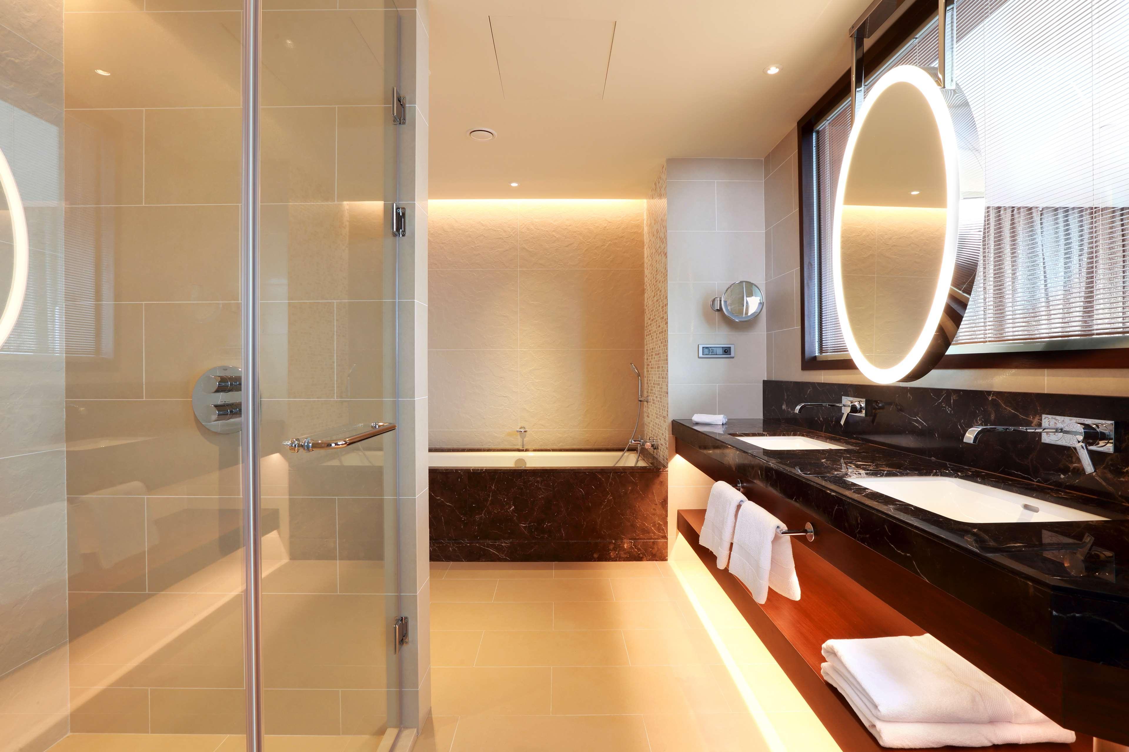 Hilton Batumi Hotel Bagian luar foto Bathroom