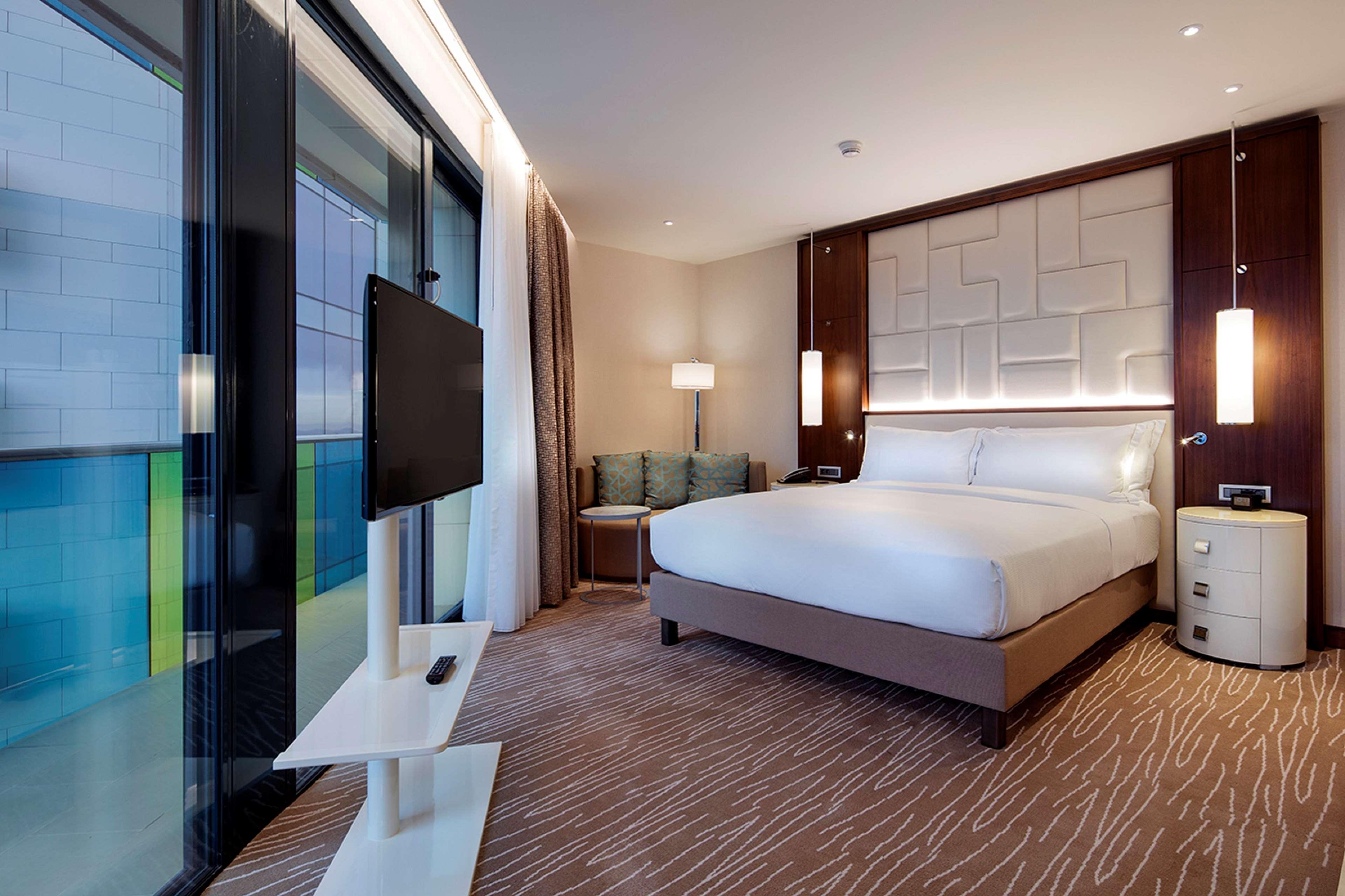 Hilton Batumi Hotel Bagian luar foto A bedroom at the hotel
