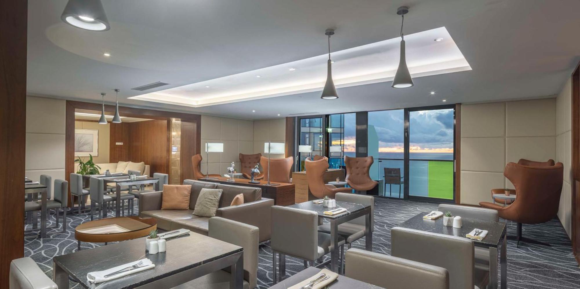 Hilton Batumi Hotel Bagian luar foto The Club Lounge at the airport