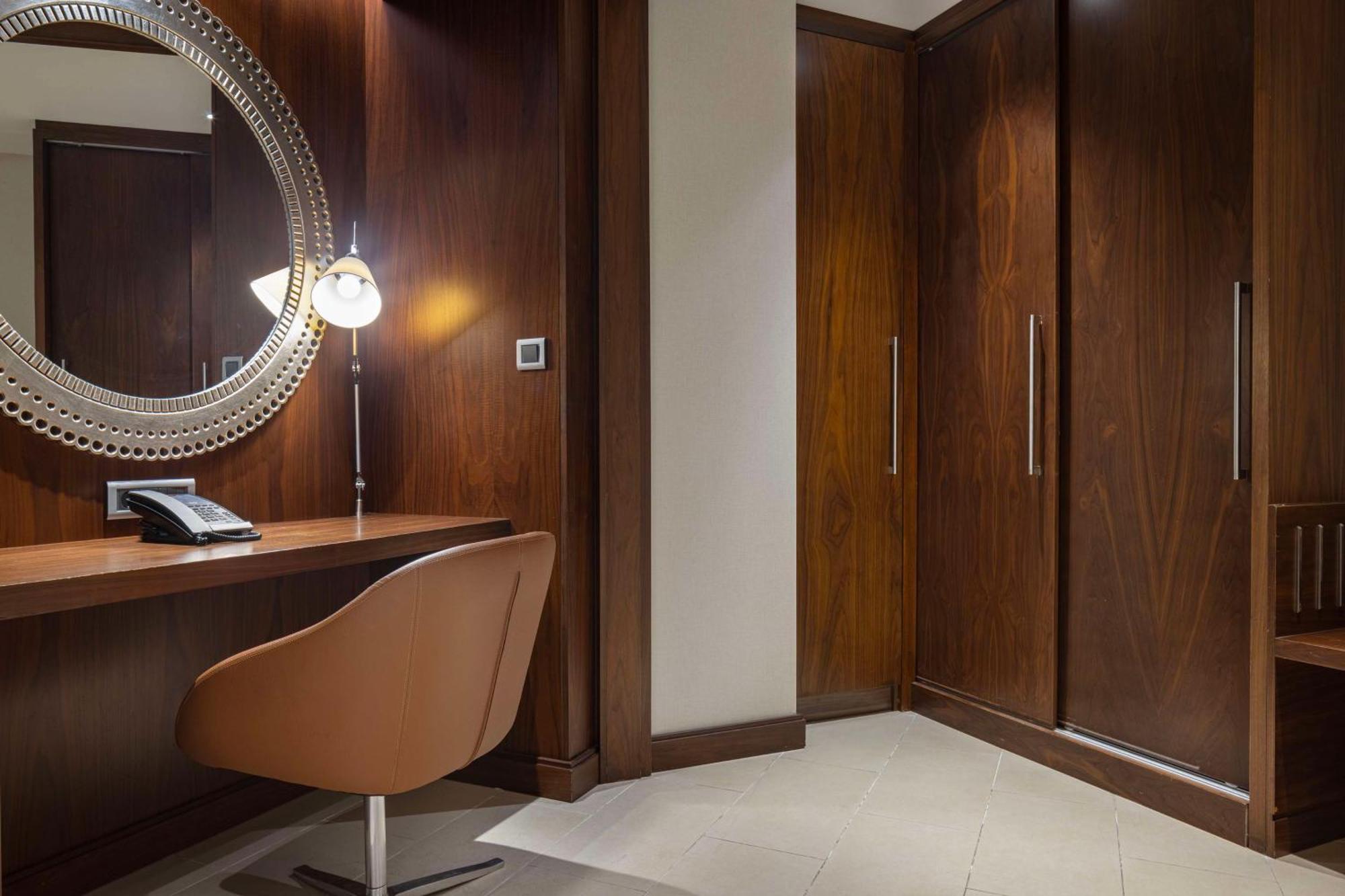 Hilton Batumi Hotel Bagian luar foto A room at the hotel
