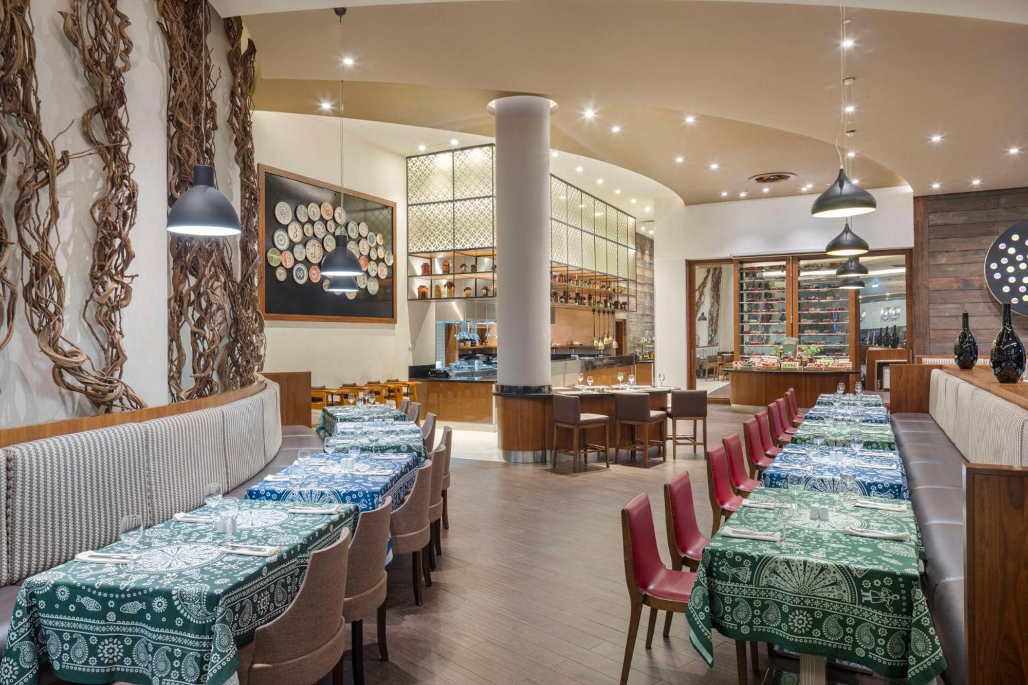 Hilton Batumi Hotel Bagian luar foto The interior of the restaurant