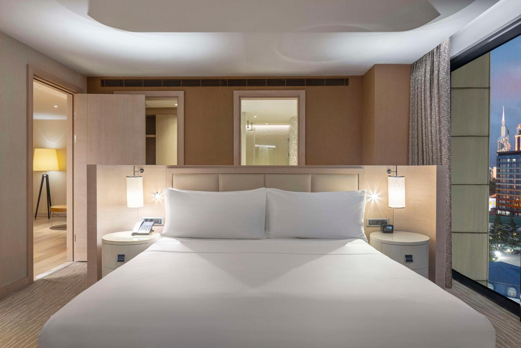 Hilton Batumi Hotel Bagian luar foto A bedroom at the hotel
