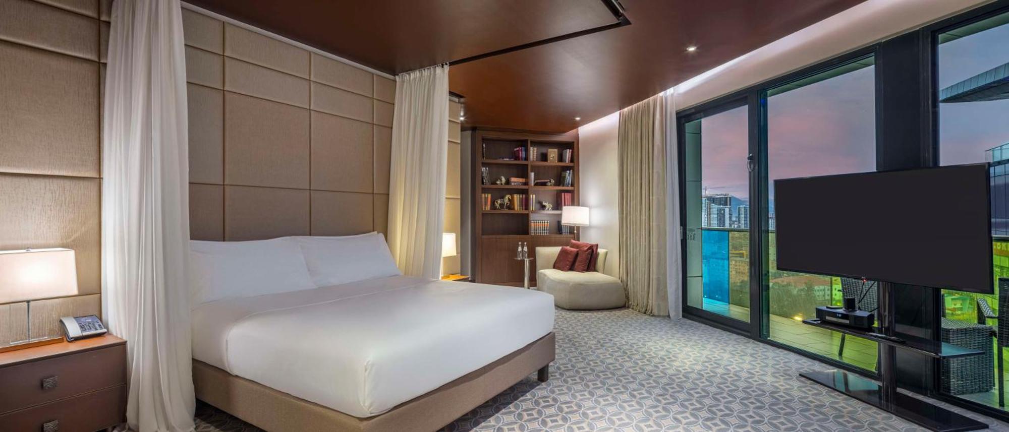 Hilton Batumi Hotel Bagian luar foto A bedroom at the hotel