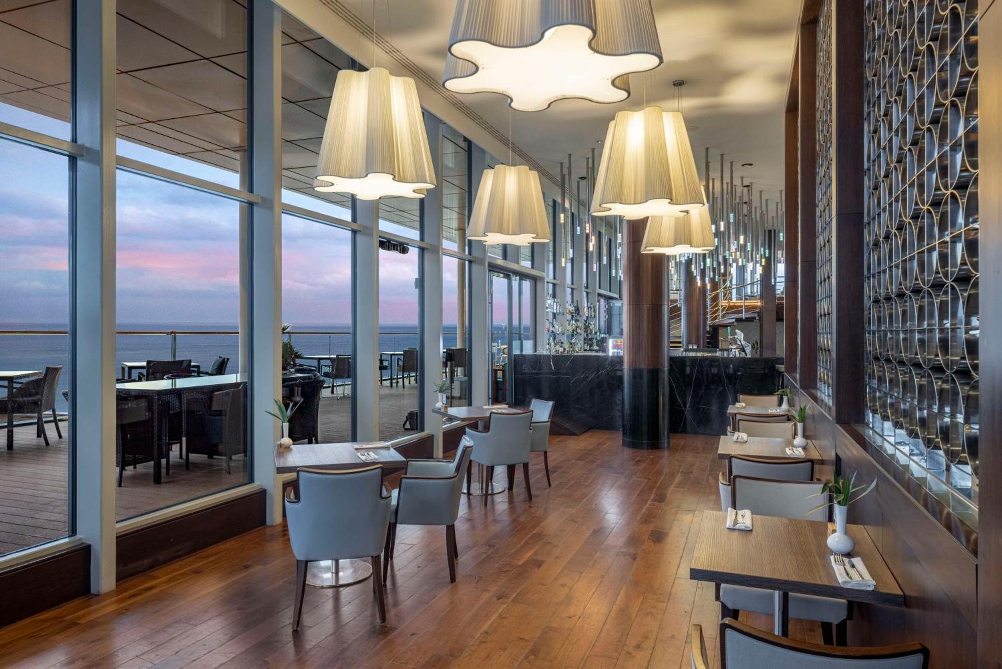 Hilton Batumi Hotel Bagian luar foto The Lounge at the 360° Restaurant