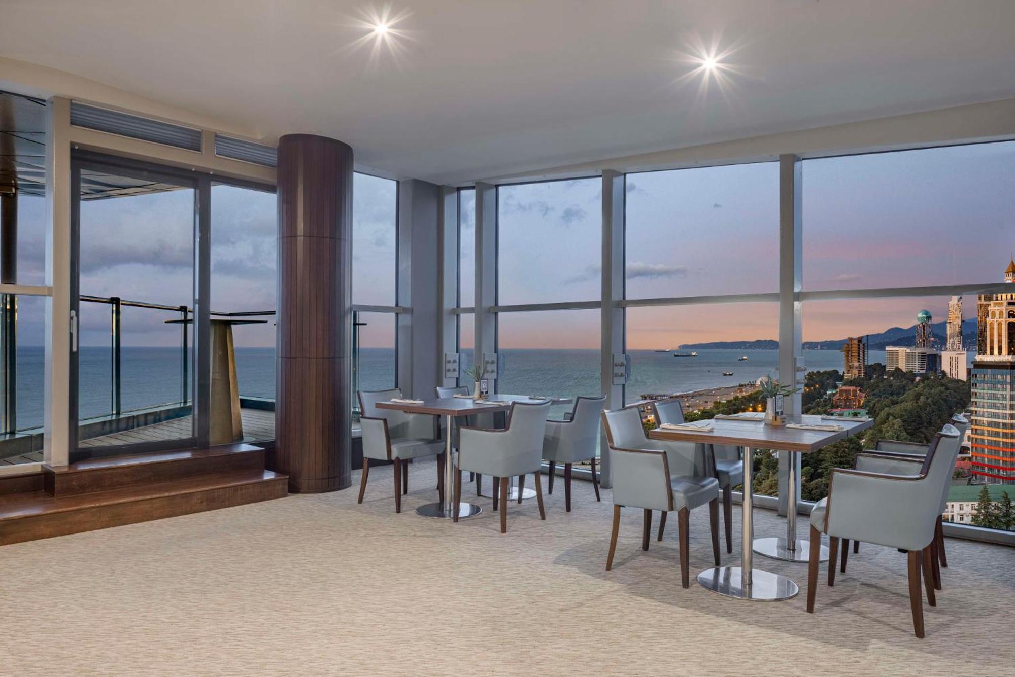 Hilton Batumi Hotel Bagian luar foto The Club Lounge at the 36th floor of the Westin