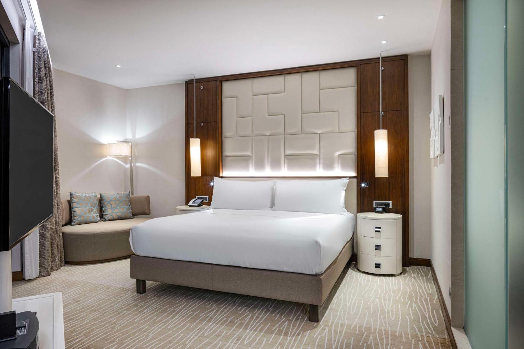 Hilton Batumi Hotel Bagian luar foto A bedroom at the hotel