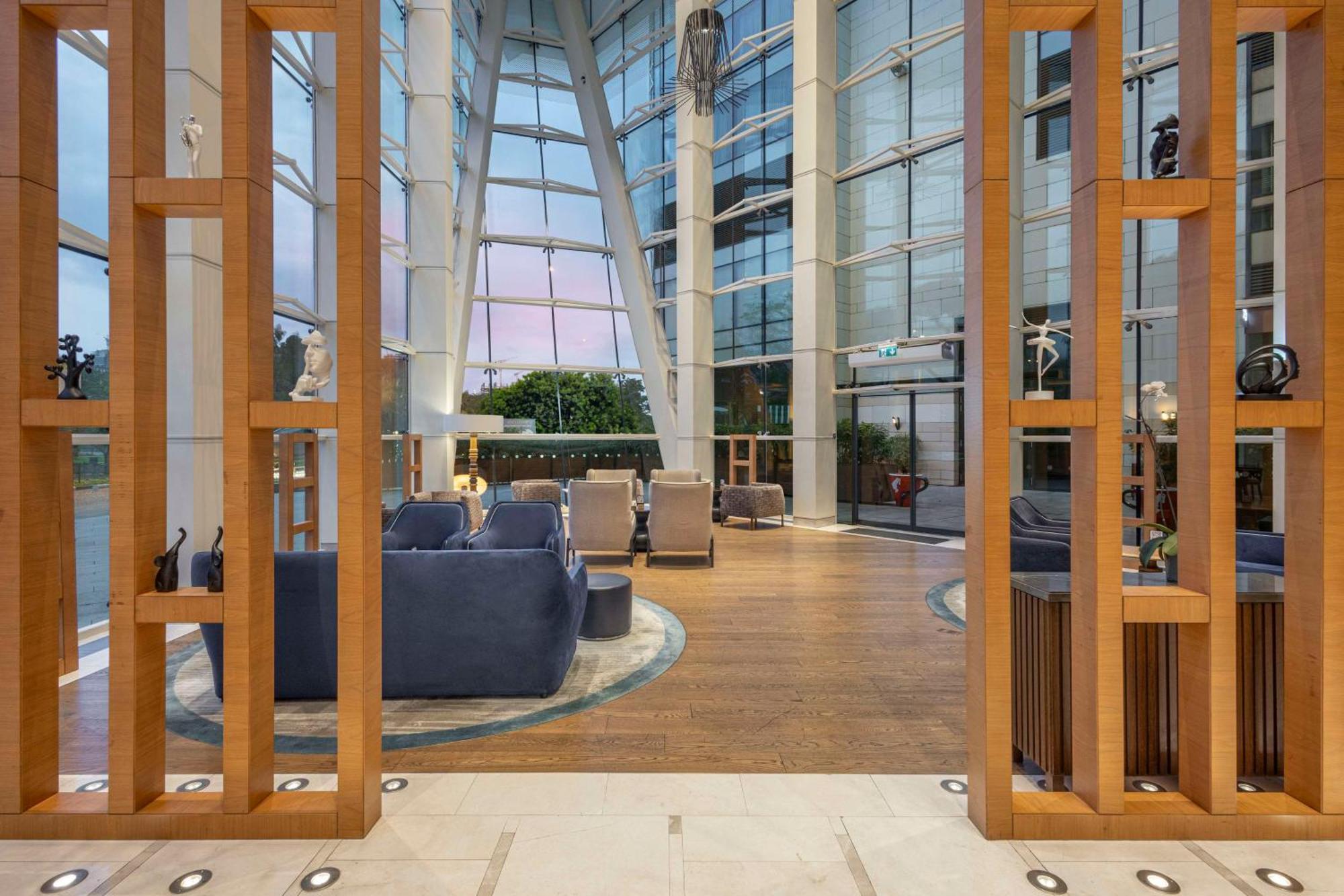 Hilton Batumi Hotel Bagian luar foto The interior of the lounge